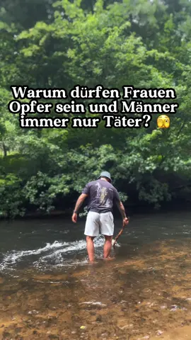 Die Erzählung ist einfach. Der Mann ist schuld. Immer. In der Beziehung. In der Trennung. Im Schmerz. Doch was, wenn die Wahrheit viel komplexer ist? Was, wenn hinter seinem Rückzug deine Kontrolle stand? Was, wenn sein Schweigen eine Reaktion auf deine Vorwürfe war? Was, wenn seine emotionale Distanz aus deiner Erwartung geboren wurde, dass er dich heilen soll? 🪞 Wahre Heilung beginnt dort, wo du aufhörst, nur das Außen zu beschuldigen und beginnst, deinen eigenen Schatten zu sehen. Männliche Schuld ist bequem - sie entlastet die Frau von Eigenverantwortung. Aber sie verhindert Heilung. Für beide. Es ist an der Zeit, differenzierter hinzusehen. Für echte Beziehungen. Für echte Nähe. Für gegenseitiges Wachstum - nicht gegenseitige Schuldzuweisung. 📘 Workbooks für echte Heilung: → Trennungsschmerz, Inneres Kind, Narzissmus, Beziehungsmuster Alle Workbooks findest du im Link in meinem Profil 🔗 🧠 Coaching 1:1: 💬 Du willst tiefer einsteigen? Ich begleite dich persönlich in deinem Prozess. ✨ Kennenlerngespräch 25MIN 🧭 Einzelsession – 50 Minuten Fokus 🔐 Monatsbegleitung – 4 tiefgehende Sessions + täglicher Support und mehr.  💌 Schreib mir einfach „Heilung“ per DM oder Kommentar → Ich melde mich bei dir persönlich. 🫶 ⸻ #HeilungIstWahrheit