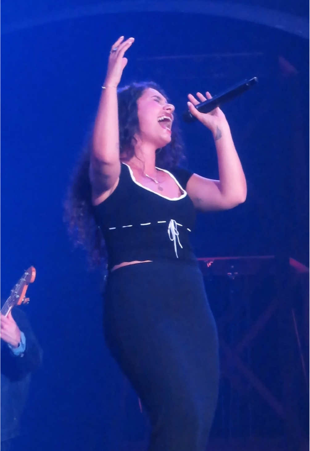 forever grateful i got to see @Alessia Cara perform this live ❤️ #jonasbrothers #jonascon #alessiacara #scarstoyourbeautiul 