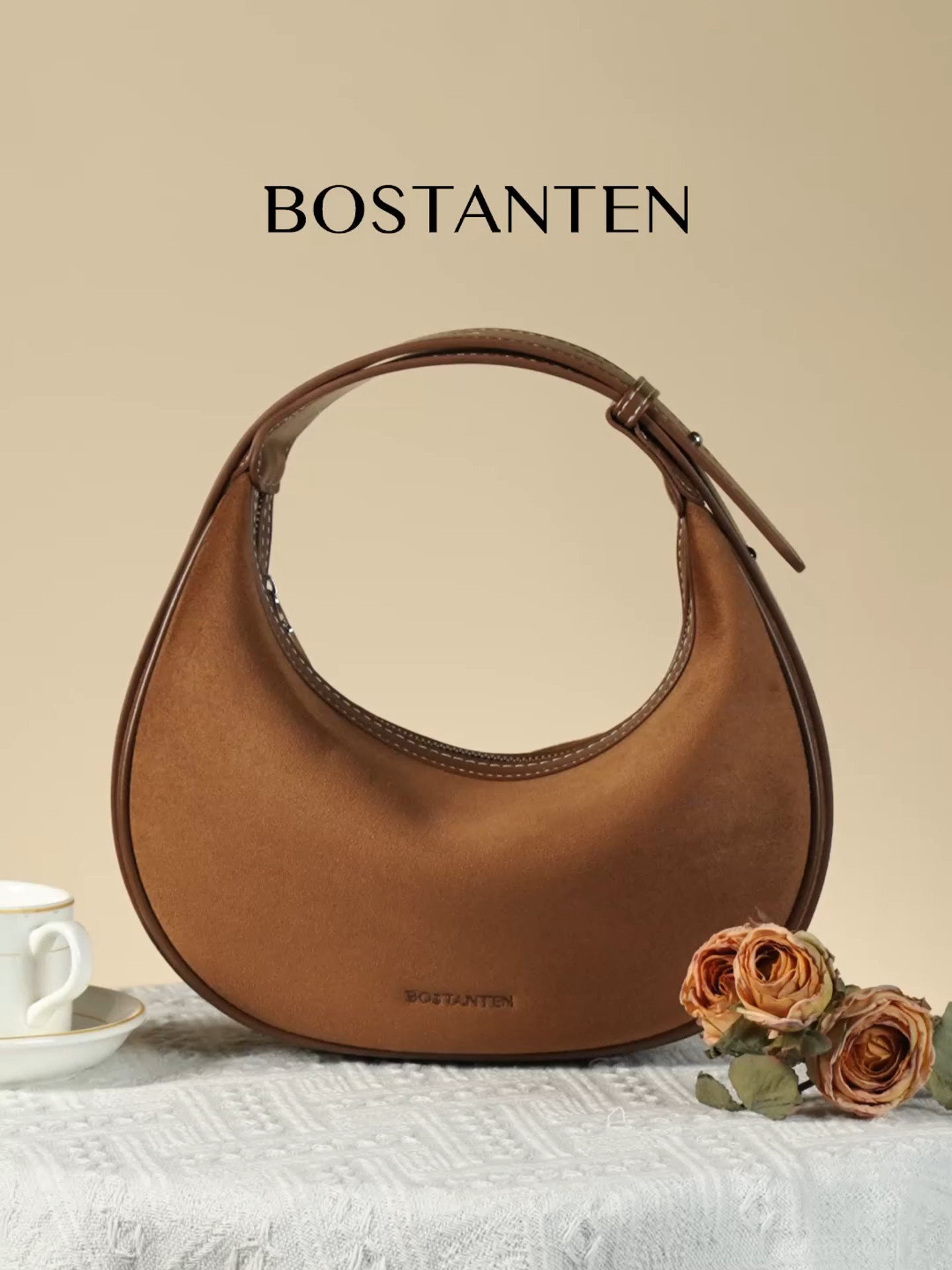 เตรียมตัวพบกับSuede Classic Moon Bag  กระเป๋าทรงฮิตตลอดกาล ที่มาในเวอร์ชั่นวัสดุหนังกลับคุณภาพสูง ที่หนังนุ่มมาก มีให้เลือก3โทนสี : Downtown Brown , Light Taupe และ Smoked Quartz ~ เปิดขายวันแรก27 สิงหาคมนี้ #bostanten #bostantenofficial #newarrivals💕 #classicmoonbag #bostantengirls #suede #หนังกลับ #minimal #fashion