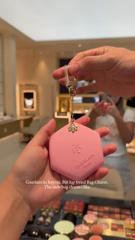 Siêu xinhhhh huhu.  *disclmr: một bag charm khác tui approve la của Fendi haha #guerlain #bagcharm 