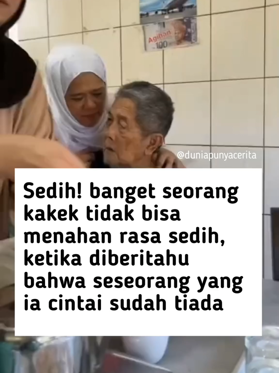 Moment kehilangan seseorang yang kita cintai merupakan hal sulit dipercaya. Kita dituntut untuk bisa menerima dan mengikhlaskannya dengan sepenuh hati. Dalam sebuah video, terlihat seseorang kakek yang sedang diberitahu bahwa seseorang yang ia cintai sudah tiada. Mendengar kabar tersebut, sang kakek kaget dan tidak kuat menahan rasa sakitnya yang akhirnya membuat kakek tersebut menangis karena tidak percaya bahwa ia kehilangan seseorang yang sangat ia cintai. Ikut sedih pas liat kakeknya nangis🥺. . 🎬/rafeedkenobi 