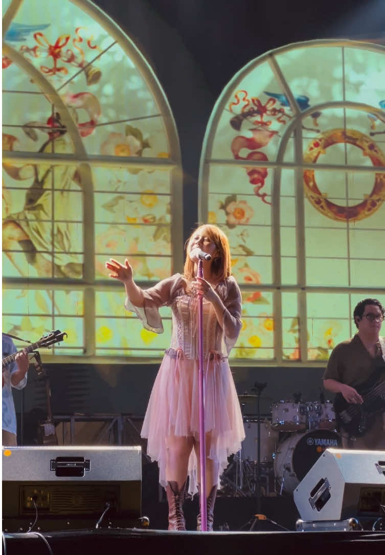 @ResonanseeFest  #nadinamizah #berpayungtuhan #resonanseefest2025 #konsermakassar 