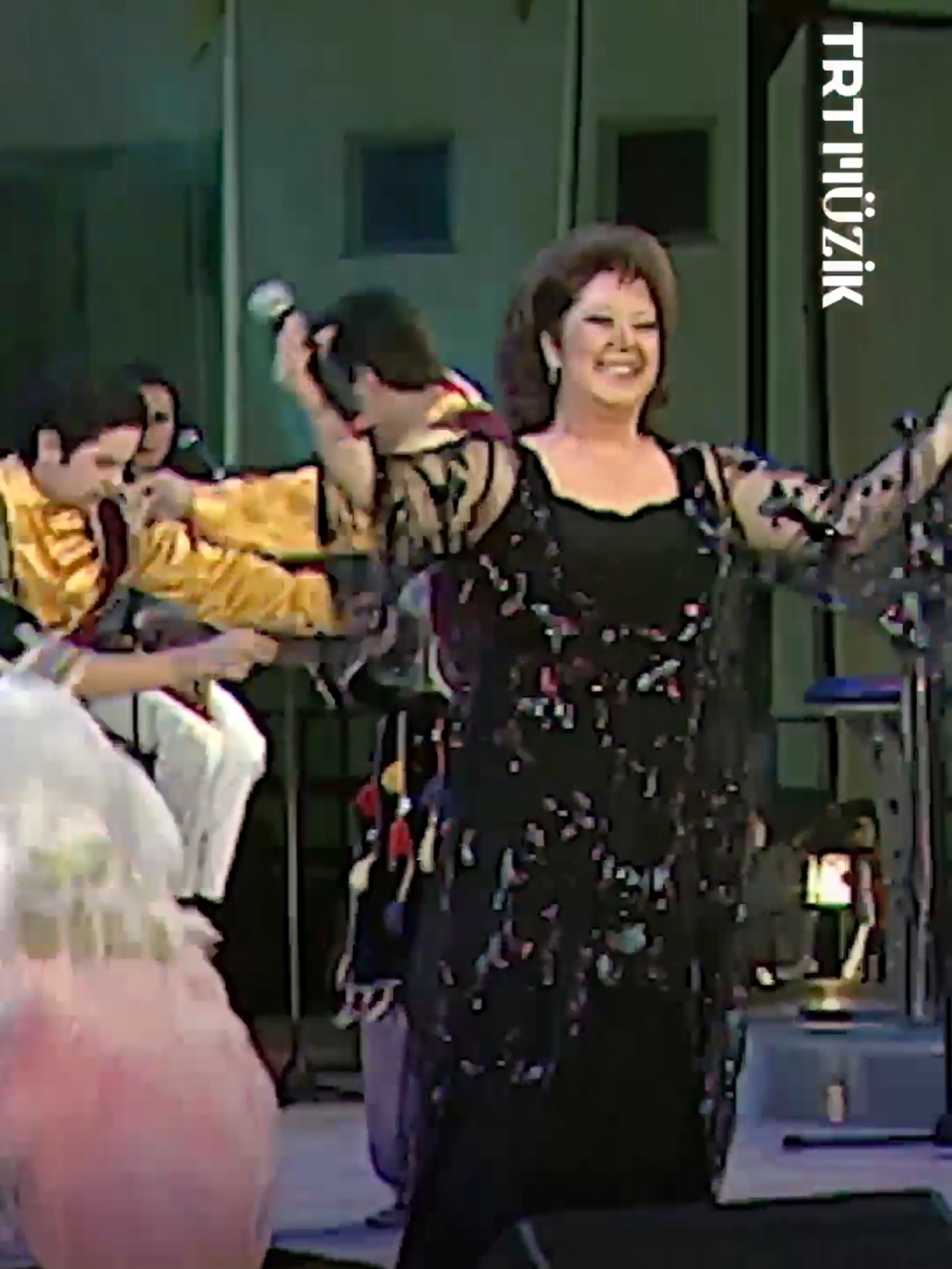 Emel Taşçıoğlu’nun “Kesik Çayır” performansı ile gününüze enerji katmaya geldik 🙌🎵 #TRTMüzik #TRTArşiv #türkü
