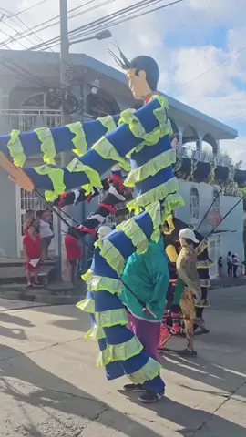 Pawai karnaval HUT RI 17 Agustus biasanya berlangsung sangat meriah dan penuh warna. Jalanan dipenuhi masyarakat yang berbondong-bondong menonton atraksi dari berbagai kelompok peserta, mulai dari siswa sekolah, karang taruna, komunitas, hingga instansi pemerintahan. Peserta pawai tampil dengan berbagai kostum unik, ada yang mengenakan pakaian adat dari seluruh nusantara, ada pula yang tampil dengan kostum kreatif hasil daur ulang atau hiasan tematik kemerdekaan. Iringan musik drum band, tarian tradisional, hingga atraksi seni jalanan menambah semarak suasana. Sepanjang rute, masyarakat bersorak riang, melambaikan bendera merah putih kecil, dan bertepuk tangan menyemangati peserta. Suasana terasa penuh kebanggaan dan kekompakan, sebagai wujud syukur serta perayaan kemerdekaan Indonesia. #pawaiagustusan #karnaval #17agustus #hutri80indonesia🇮🇩 #hiburan 