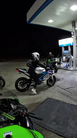 Riding with biker girls never fails to be funny #motorcycle #bikergirl #funny #kawasaki #yamaha 
