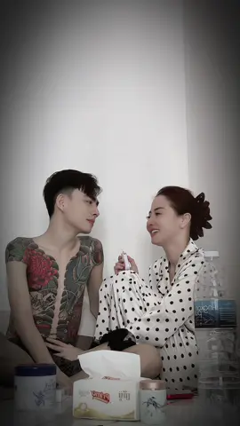Họ nói nhiều về anh lắm... Họ nói anh là kẻ không tốt, họ nói anh không ra gì, họ bảo anh không bằng ai, nhưng họ làm sao biết được em ha, làm sao mà họ biết được dáng vẻ của anh luôn chọn im lặng mà giải quyết vấn đề, chứ không cố nói cho mình đúng và vô tội, làm gì mà thấy được sự cưng chiều mà anh dành cho em, họ sẽ không bao giờ hiểu được. 