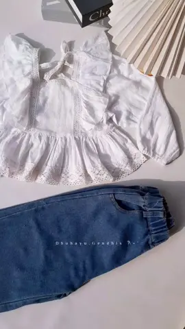 jeans + blouse boleh juga iihh  beli disini @Gendhisdhuhayu ✿ #ootdanakperempuan #OOTD #ootdanak #outfit #promoseruweekend 