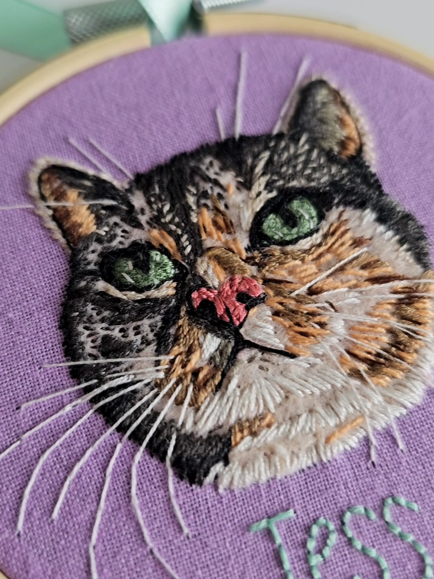 Custom Pet Portrait Hoops can also feature CATS! 🐱🐈‍⬛🐈 This is one I did in memory of my bestie's cat who passed away 💜 #catlover #embroideryart #petportrait #catart #handembroidery 