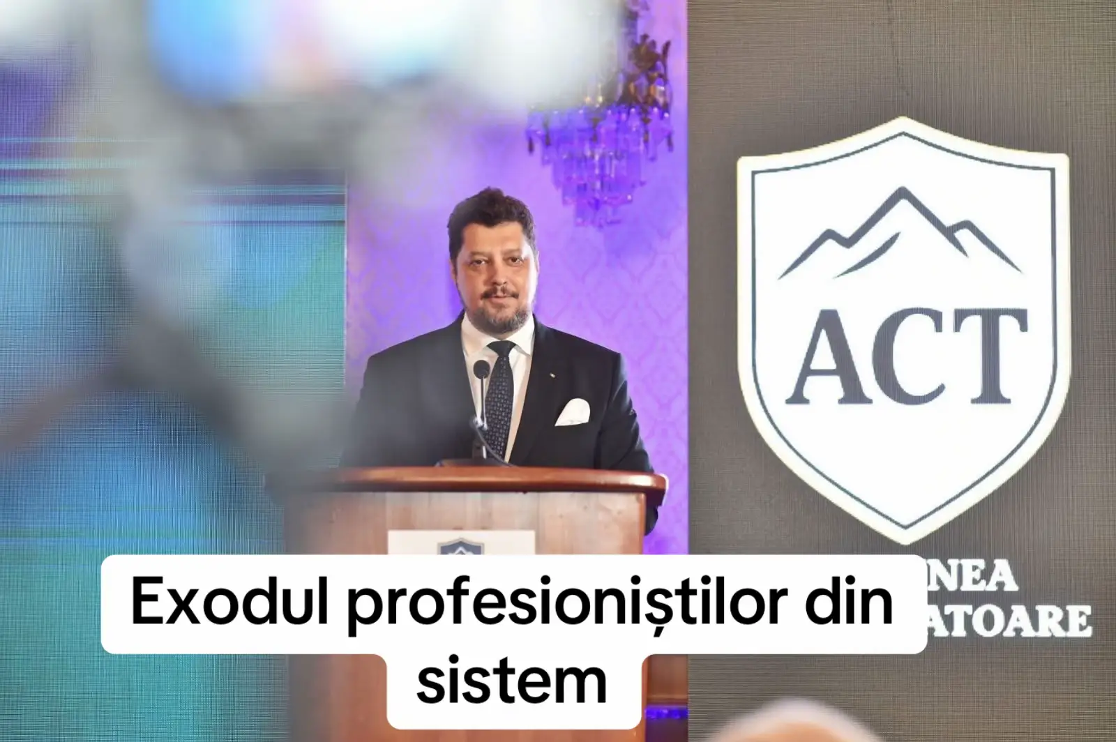 Strategia Guvernului în domeniul sănătății provoacă o criză cu efecte ireparabile  Măsurile de austeritate declanșează exodul profesioniștilor din sistem.  Prin tăierea sporurilor și blocarea angajărilor la stat, guvernul Bolojan vrea să lase impresia că gestionează cu mână de fier risipa bugetară care ar sta la baza deficitului bugetar uriaș, înregistrat în ultimii ani.  În realitate, acest plan de austeritate provoacă o hemoragie de personal medical pe care nimeni nu o va mai putea opri.  Și asta în condițiile în care înregistrăm deja o lipsă acută de infirmieri, asistenți și medici. Iar alte mii de cadre medicale urmează să se pensioneze în viitorul foarte apropiat, pentru limită de vârstă. Fiecare medic și asistent care va pleaca de acum înainte, din cauza salariilor umilitoare, a epuizării și a lipsei mijloacelor de a-și face treaba cum se cade, va lăsa în urmă un gol pe care statul va fi forțat să-l acopere ulterior cu costuri mult mai mari.  Dezastrul este previzibil: vom ajunge să importăm medici cu salarii uriașe sau, mai grav, vom asista la prăbușirea totală a sistemului, în dauna pacientului, adică a cetățeanului român.  Guvernul economisește astăzi câțiva lei, dar condamnă România la un viitor în care sănătatea va deveni un lux inaccesibil celor mai mulți români.  Mie unuia asta nu-mi pare o strategie, ci mai degrabă un act de sabotaj. Unul care aduce atingere siguranței naționale.  În opinia mea, risipa din sistem nu e pricinuită de cheltuielile cu personalul, ci de modul defectuos și corupt de achiziție a materialelor, instrumentarului și aparaturii medicale, precum și de cel, la fel de impropriu și corupt, de management al spitalelor. Asta ar trebui să vizeze o reformă sănătoasă.  Am avansat public propuneri în acest sens și voi mai reveni. #viral #romania #austeritate 