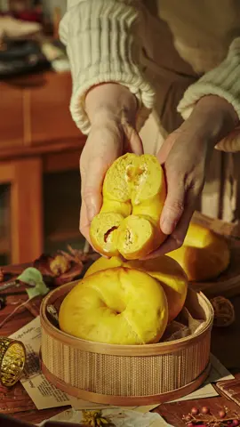 크림치즈와 단호박 필링을 가득~!!  노란 빛이 고운 단호박 베이글을 만들었어요.!  📌레시피 정보는 프로필 링크를 이용해 주세요! 📌 Recipe? 👉 Go to the YouTube link “Merry Story” at the top of the profile! #메리이야기 #bagel #sweetpumpkin #homemadebread #bakingtiktok  