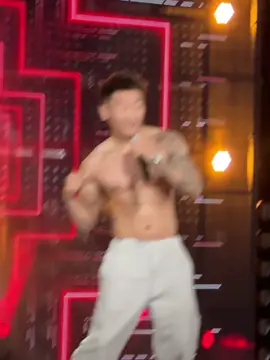 谁家老公，尖叫声在哪里？😏😏 #唱歌系列 #翻唱 #爱你一万年 #东北男孩 #livehouse 