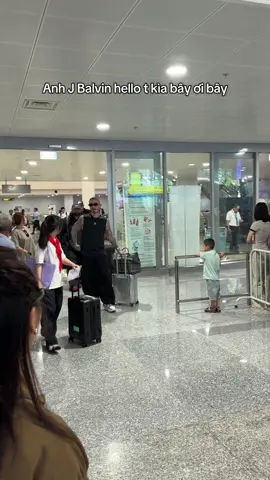 Các bác đoán xem ra sân bay gặp được ai?! Ông hoàng Latin J Balvinnnnnn😀😀😀