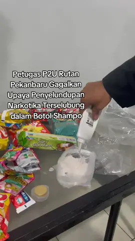 Petugas P2U Rutan Pekanbaru Gagalkan Upaya Penyelundupan Narkotika Terselubung dalam Botol Shampo Pekanbaru. Pada Kamis, (31/07/25) petugas Pengamanan Pintu Utama (P2U) Rutan Pekanbaru M. Fadil dan Alvian Yuda berhasil menggagalkan upaya penyelundupan narkoba yang disamarkan dalam paket makanan yang dibawa oleh seorang pengunjung. Kejadian bermula saat petugas P2U melaksanakan tugas pemeriksaan barang bawaan pengunjung sesuai dengan Standar Operasional Prosedur (SOP) yang berlaku. Saat memeriksa salah satu paket makanan yang dibawa oleh seorang pengunjung berinisial Reza, petugas mencurigai sebuah kotak sampo yang disisipkan di antara barang bawaan. Petugas kemudian melakukan pemeriksaan lebih mendalam terhadap kotak tersebut. Setelah dibuka dan diperiksa dengan teliti, ditemukan adanya delapan (9) kantong kecil berisi serbuk dan kristal mencurigakan yang disembunyikan rapi di dalam lapisan kotak sampo. Setelah dilakukan pengujian awal menggunakan alat deteksi narkotika, diduga kuat bahwa barang tersebut merupakan jenis narkotika jenis sabu. Petugas segera mengamankan barang bukti dan pengunjung yang bersangkutan untuk dilakukan pemeriksaan lebih lanjut. Atas temuan itu, petugas P2U segera melaporkan kepada Plh.  Ka. KPR. Selanjutnya, Plh. Ka. KPR melakukan interogasi terhadap pengunjung Reza dan memperoleh informasi bahwa paket tersebut ditujukan kepada dua orang Warga Binaan Pemasyarakatan (WBP).  Plh. Ka. KPR kemudian melaporkan kejadian tersebut kepada Plt. Karutan untuk ditindaklanjuti sesuai ketentuan yang berlaku. Keberhasilan ini menjadi bukti kesigapan petugas Rutan Pekanbaru dalam menjaga keamanan dan menutup celah peredaran narkotika di dalam lingkungan pemasyarakatan. Upaya penyelundupan ini menjadi pengingat bahwa modus yang digunakan pelaku kejahatan terus berkembang. Namun, komitmen jajaran petugas Rutan untuk menjaga lingkungan yang bersih dari narkoba tetap menjadi prioritas utama.