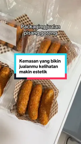 Kemasan mika tebal kokoh anti tumpah, dikasih alas motif kayak gini bikin pisang goreng keliatan lebih estetik ya kaks 😍🫶🏻