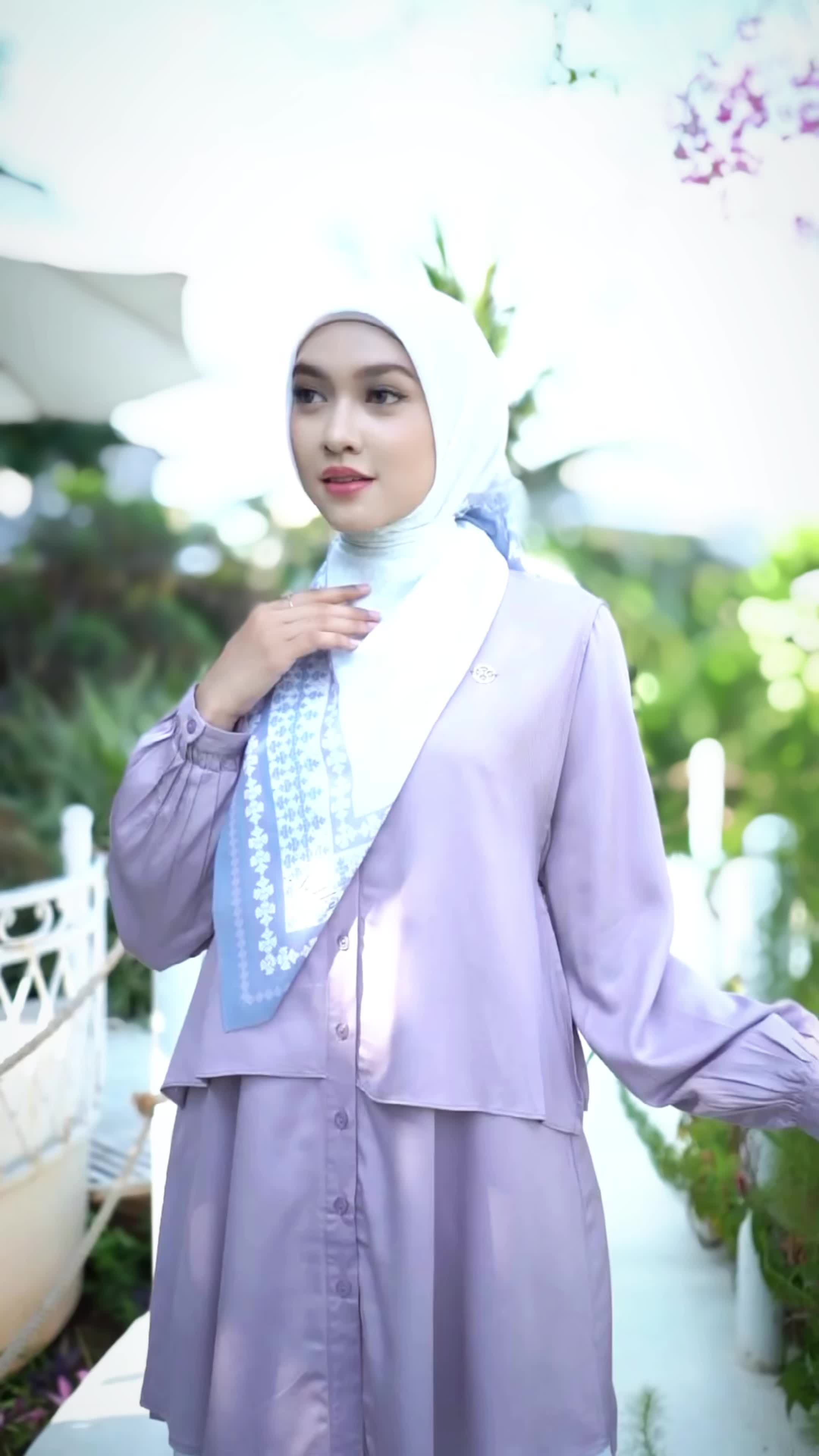 Lagi jatuh cinta banget sama lilac-nya Sartika tunik ini 💜✨

Kira-kira kalau kamu yang pakai, vibes-nya bakal sweet atau classy? 