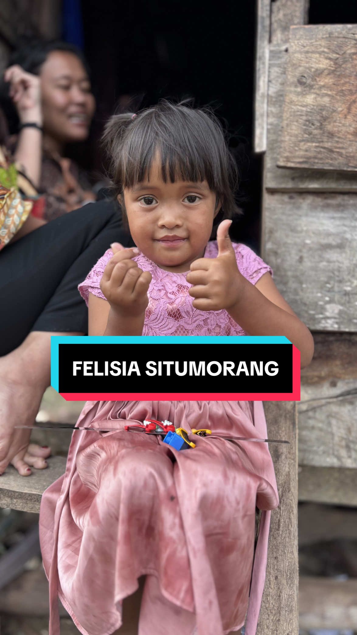 Di hari spesialnya, Camat Nainggolan Tino Nainggolan berkunjung langsung ke rumah Felisia Situmorang, gadis kecil nan imut yang banyak mencuri perhatian netizen ini, juga mendapat salam dan bingkisan dari Bupati Samosir Vandiko Gultom @Kissra Sinaga #fyp #felisiasitumorang 