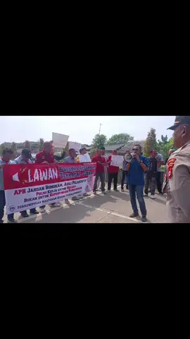 Puluhan Jurnalis Serang Timur Gelar Aksi Demo di Polres Serang, Kecam Kekerasan Terhadap Wartawan KABUPATEN SERANG, - Puluhan jurnalis dari berbagai media di Serang Timur menggelar aksi solidaritas sebagai bentuk protes keras atas tindakan pengeroyokan terhadap delapan orang jurnalis yang terjadi di kawasan PT Genesis Regeneration Smelting, Kecamatan Jawilan, Kabupaten Serang, Banten, pada Kamis, 21 Agustus 2025. Aksi solidaritas wartawan yang tergabung dalam Perkumpulan Wartawan Serang Timur (PERWAST), POKJA AMJ, PWI Kabupaten Serang ini berlangsung di depan Mapolres Serang, Jumat, 22 Agustus 2025. Mereka membawa poster bertuliskan “Stop Kekerasan Terhadap Jurnalis” hingga “Jurnalis Bukan Musuh”. Para jurnalis menyuarakan penolakan terhadap segala bentuk kekerasan terhadap insan pers, yang sedang menjalankan tugas jurnalistiknya. Koordinator aksi, Angga Apria Siswanto dalam orasinya menyampaikan, tindakan intimidasi dan arogansi terhadap jurnalis adalah bentuk pelanggaran terhadap kebebasan pers yang dijamin oleh Undang-Undang. “Kami mengutuk keras segala bentuk kekerasan dan intimidasi terhadap jurnalis,