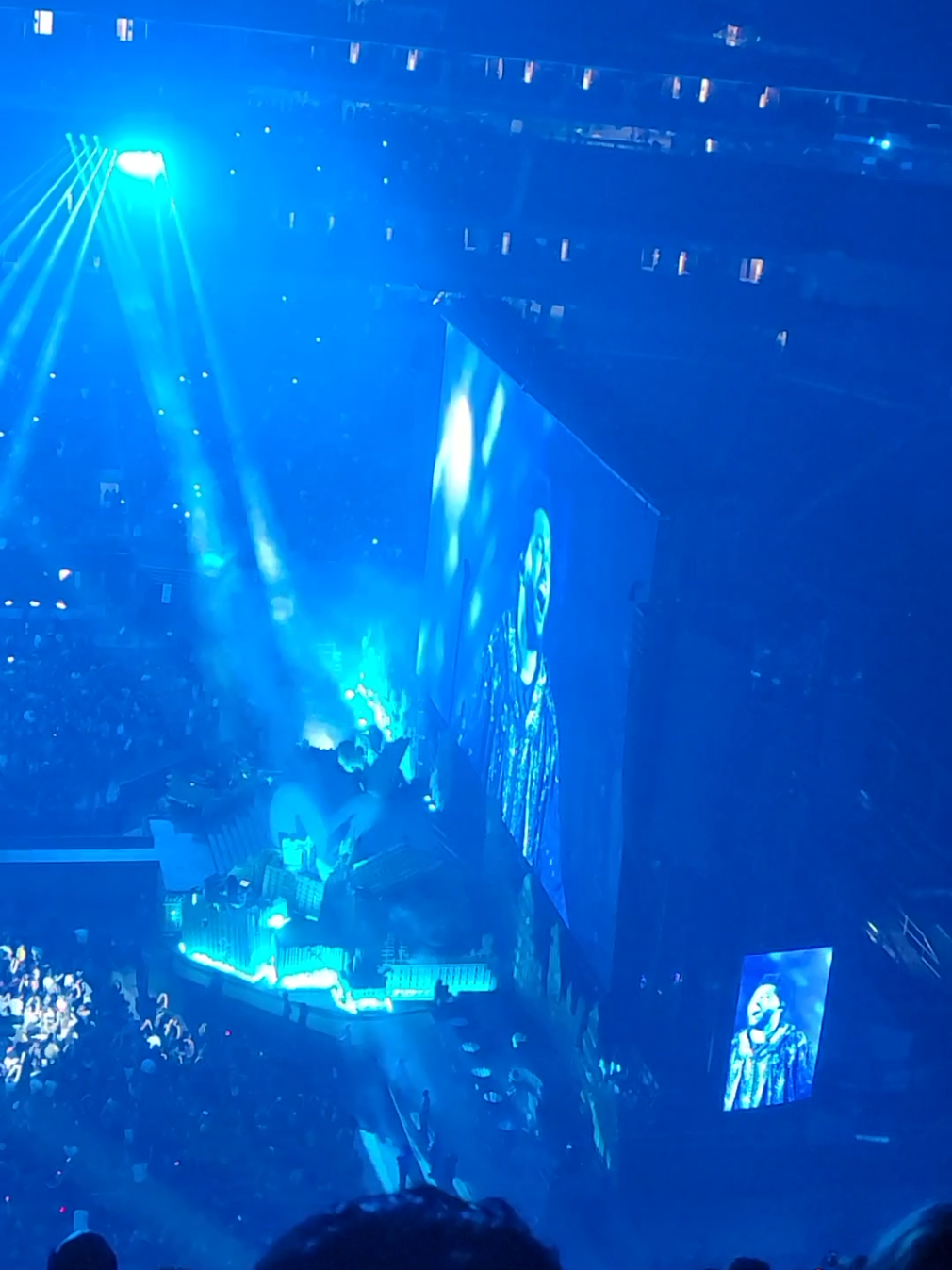 I only reacted a little bit tbh #afterhourstildawnstadiumtour #theweeknd #houseofballoons #theweekndtour #xo 