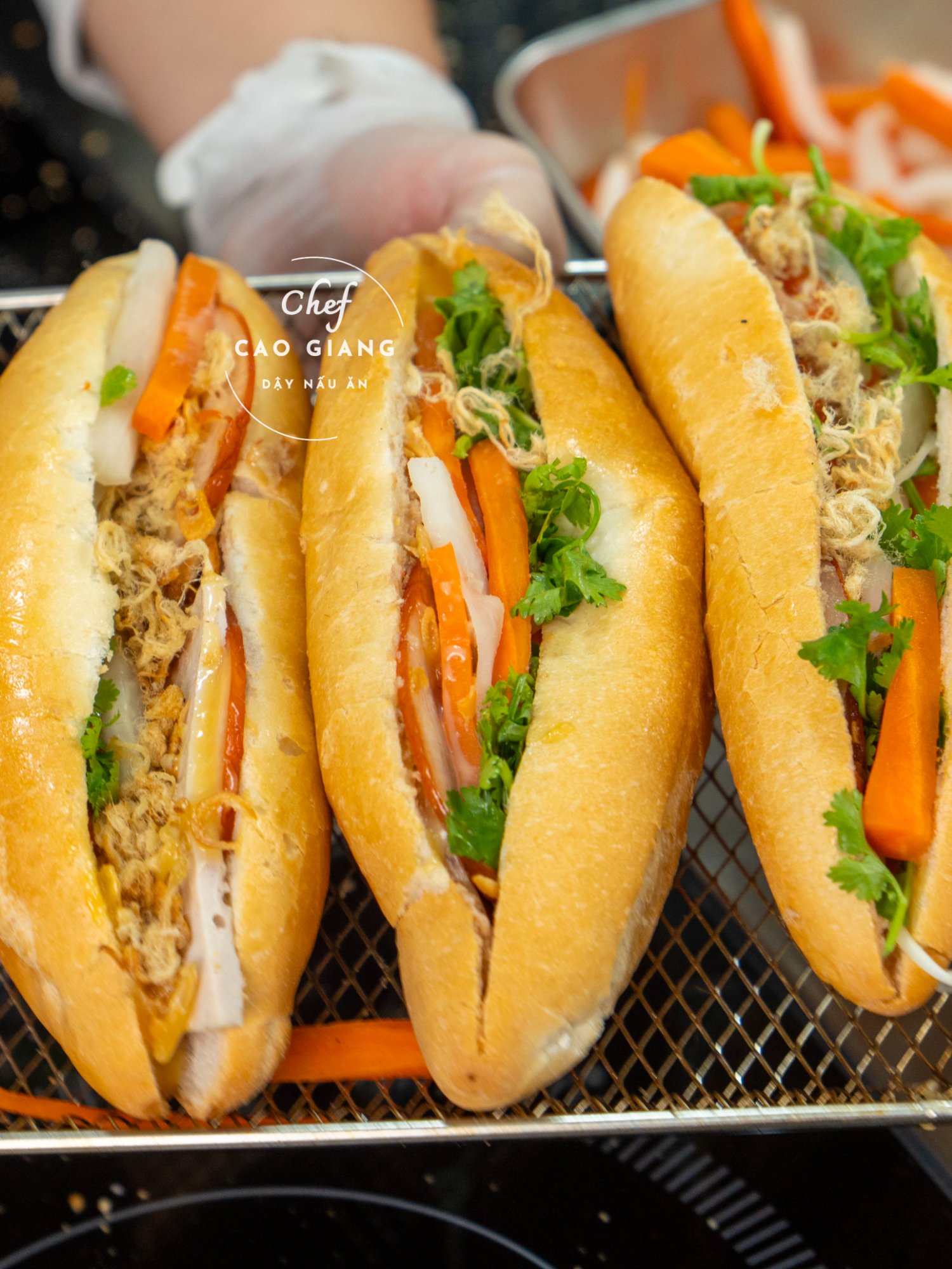 Bánh Mì chỗ Giang là 1,5.K đến 1,7.K mua tại lò, chỗ chị em là bao nhiêu❓❓❓#caogiang #cogiangdaynauan #banhmisaigon