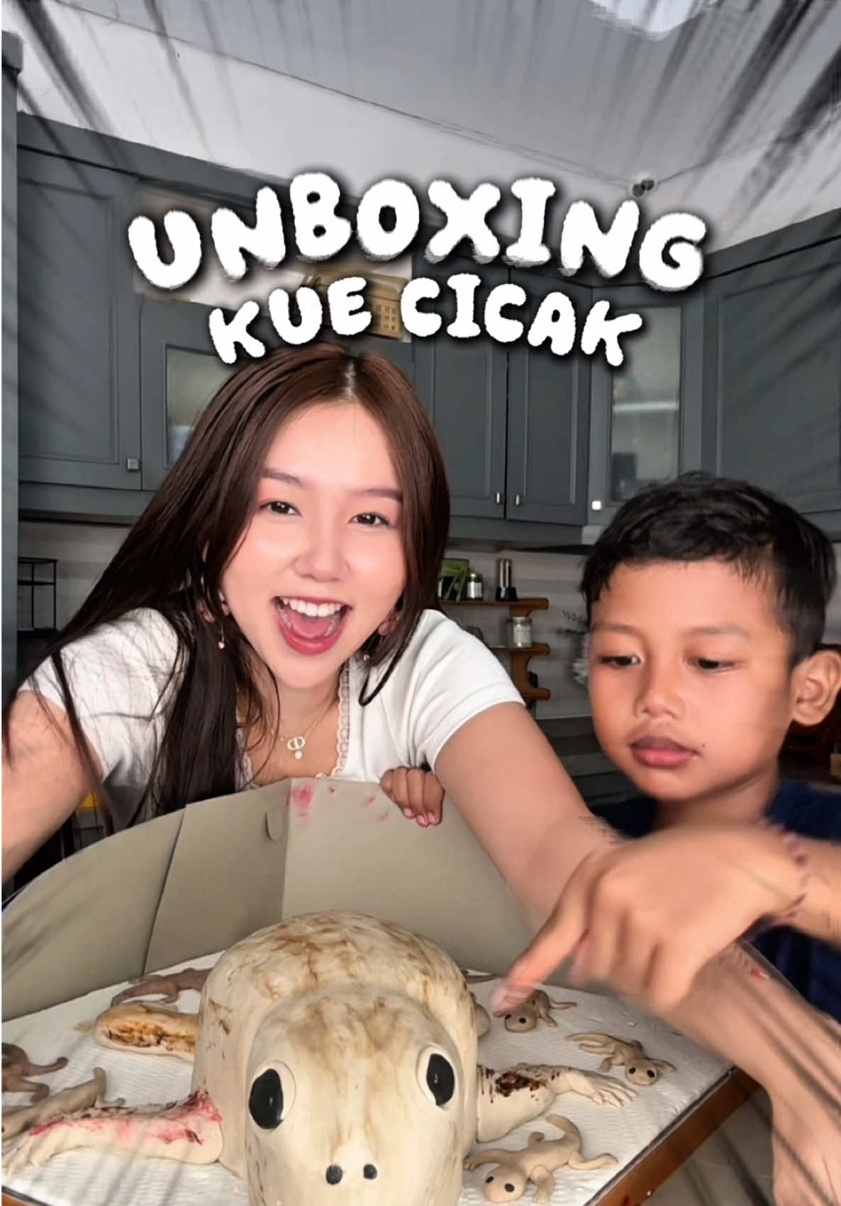 Rama + kue cicak = makeup bubar… untung masih ada stock micellar biru @Finally Found You 🤡