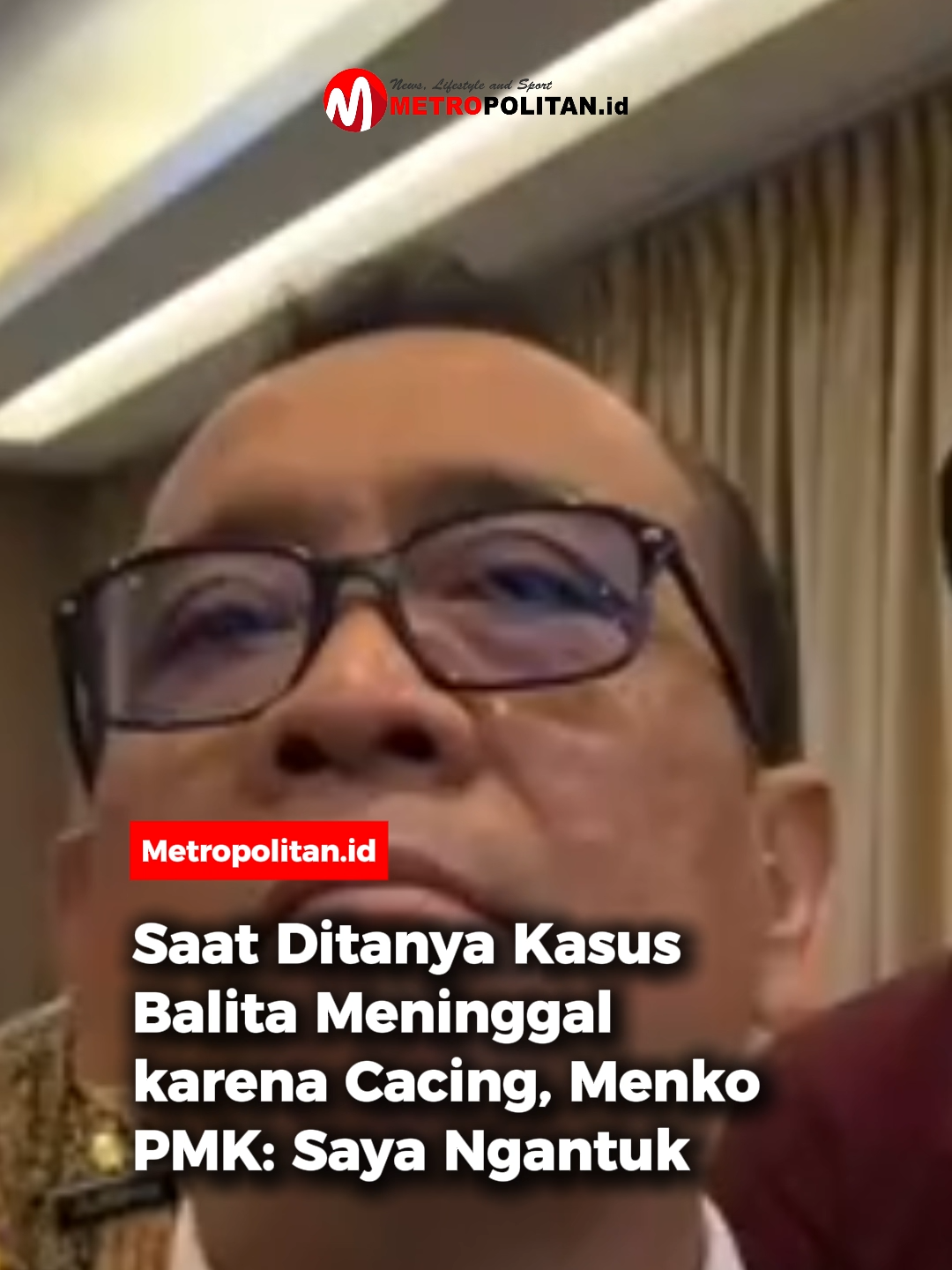 Kasus tragis menimpa Raya (3), balita asal Sukabumi yang meninggal dunia setelah dirawat sembilan hari akibat cacingan akut.  Perawatan medisnya sempat terkendala biaya karena tidak memiliki identitas resmi maupun BPJS Kesehatan.  Relawan Rumah Teduh bahkan harus menanggung biaya hingga Rp23 juta untuk membantu pengobatan. Saat dimintai tanggapan, Menko PMK Pratikno enggan berkomentar lebih jauh. Ia hanya menyebut detail kasus sepenuhnya ditangani Kementerian Kesehatan.  “Mungkin anu ya, Kemenkes yang ngawal cukup detail,” ujarnya singkat. Namun, ketika awak media menanyakan lebih lanjut soal koordinasi pemerintah, Pratikno justru berkelakar, “Enggak tau saya ini agak ngantuk dikit ini,” sambil menunjuk dirinya sendiri.  Pernyataan ini memicu sorotan publik di tengah duka keluarga dan persoalan serius akses kesehatan masyarakat miskin yang belum tercatat sebagai peserta JKN (Jaminan Kesehatan Nasional). #metropolitanid #bacametropolitanid #raya #balitasukabumi #menkopmk #pratikno
