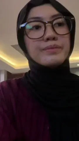 kalo ga senyum ya manyun