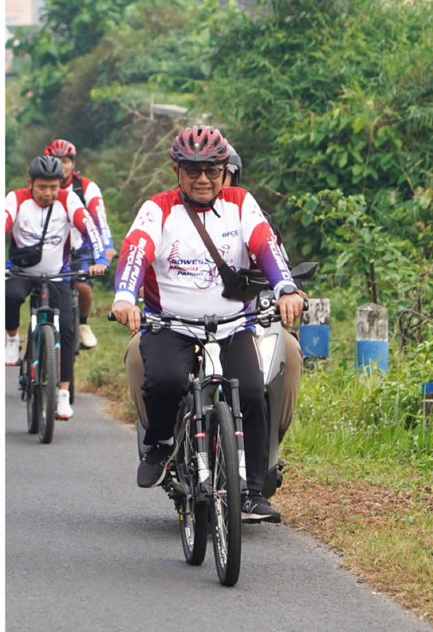 Alhamdulillah, pagi ini saya bisa ikut serta dalam kegiatan Gowes dalam rangka memperingati HUT Mahkamah Agung RI ke-80. Selain untuk menjaga kesehatan, kegiatan ini juga menjadi sarana mempererat silaturahmi dan kebersamaan. Mari kita jadikan momentum ini untuk terus menguatkan semangat sportivitas, persatuan, dan sinergi antar lembaga serta masyarakat. Blitar sehat, bugar, dan penuh semangat! 🇮🇩✨#bupatiblitar #rijanto #kabupatenblitar #blitar24jam @Kaji Beky @Kapolres Blitar | Arif F 