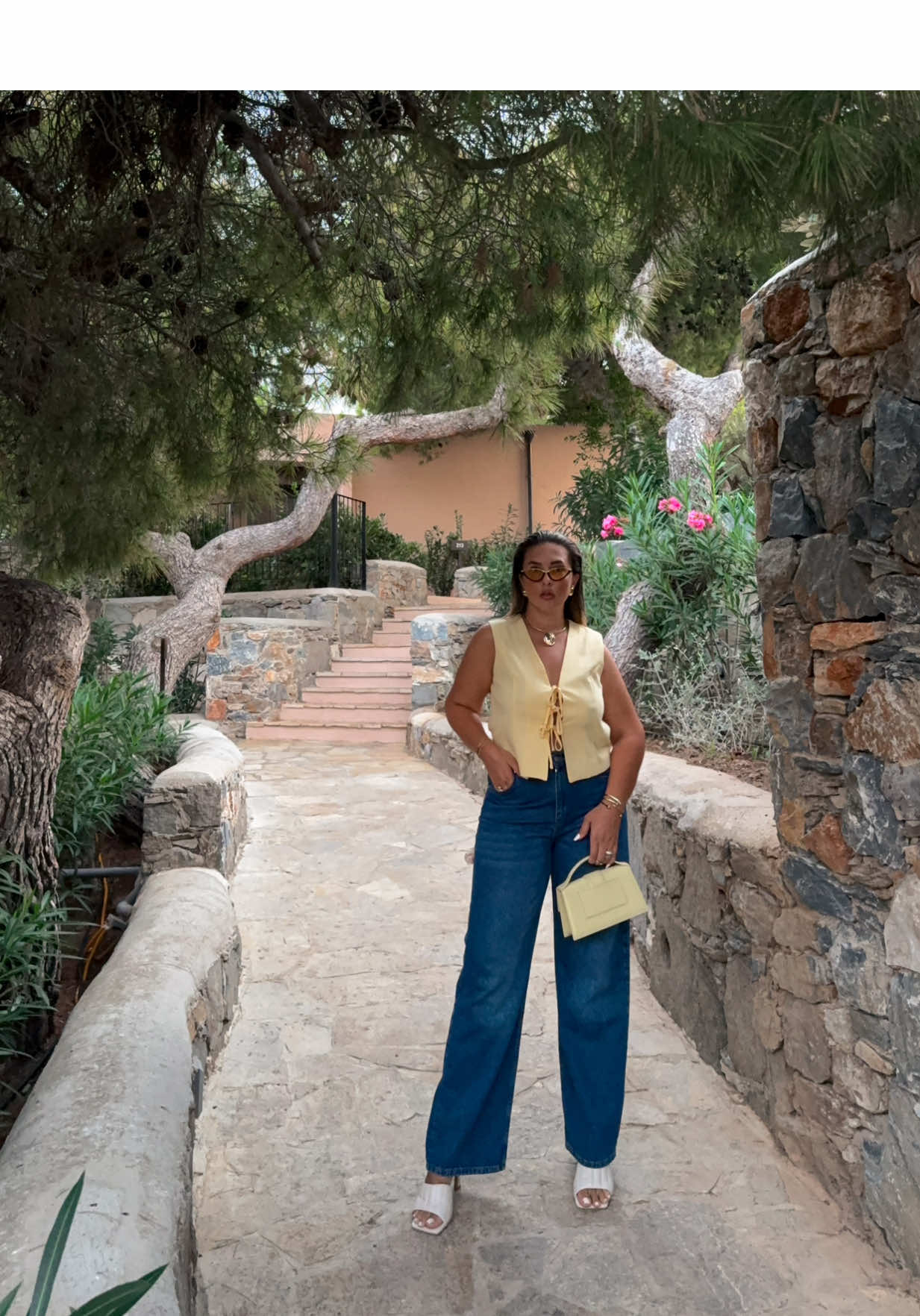 N-am mai facut de mult un outfit check 💛🥰 Era mai frumos video-ul daca nu țineam geanta invers 😂 ✨Ținuta o găsiți pe profil, în link-ul din bio 