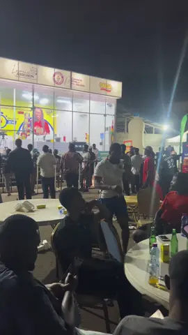 Sortie triomphale pour Laurence Assignon ! 🔥🙌 Après 13 jours intenses de cuisine non-stop, Laurence est sortie de sa box sous les acclamations d’un public en feu !   Une ambiance électrique, des émotions vraies, et un peuple uni autour d’une héroïne. 🎥 Retour en images sur ce moment inoubliable… @RESTAURANT LES 2A @Mlle Laurence @ONGA TOGO  📍 Esplanade CETEF TOGO 2000 #GuinnessWorldRecord #LaurenceAssignon #TeamTogo #FiertéNationale #RecordMondial 
