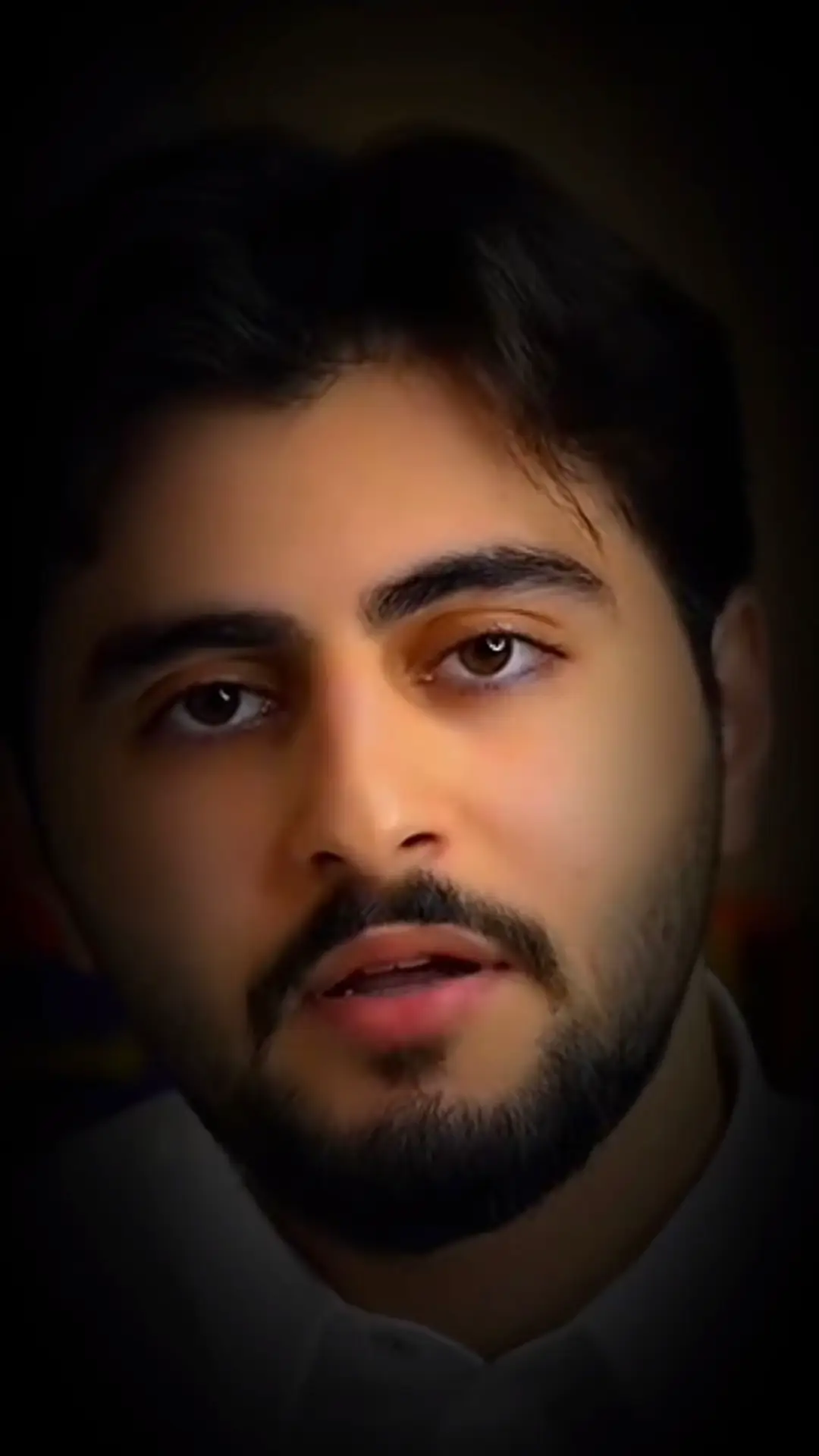 هنالك عدة أنواع من الأشخاص يمكن أن يفعلوا ذلك، ومنهم: 1. الشخص الحاقد هو الشخص الذي يحقد على الآخرين ويسعى إلى تدمير علاقاتهم بسبب شعوره بالغيرة أو الحقد. 2. النمام هو الشخص الذي ينشر الشائعات أو الكلام السلبي عن الآخرين بهدف تدمير علاقاتهم. 3. المستغل هو الشخص الذي يستغل الآخرين لصالحه الشخصي، وقد يسعى إلى تدمير علاقاتهم إذا لم يستفد منها. 4. الشخص السام هو الشخص الذي يتصرف بطريقة سامة وتدميرية تجاه الآخرين، وقد يسعى إلى تدمير علاقاتهم. 5. الوسيط السلبي هو الشخص الذي يتدخل في علاقات الآخرين بطريقة سلبية، وقد يسعى إلى تدميرها بسبب سوء النية أو الجهل. هؤلاء الأشخاص يمكن أن يسببوا ضررًا كبيرًا للعلاقات بين الناس، ومن المهم أن نكون حذرين منهم ونتجنب التعامل معهم إذا كانوا يتصرفون بطريقة سلبية. #اكسبلور  #اكسبلورexplore  #حمزة_الفاضل  #fyp 