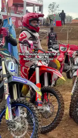 diva ismayana udah mulai sesi latihan di kejurnas motocross round 5 pakai KTM #divaismayana26 #ktm #motocross #fypシ゚ 