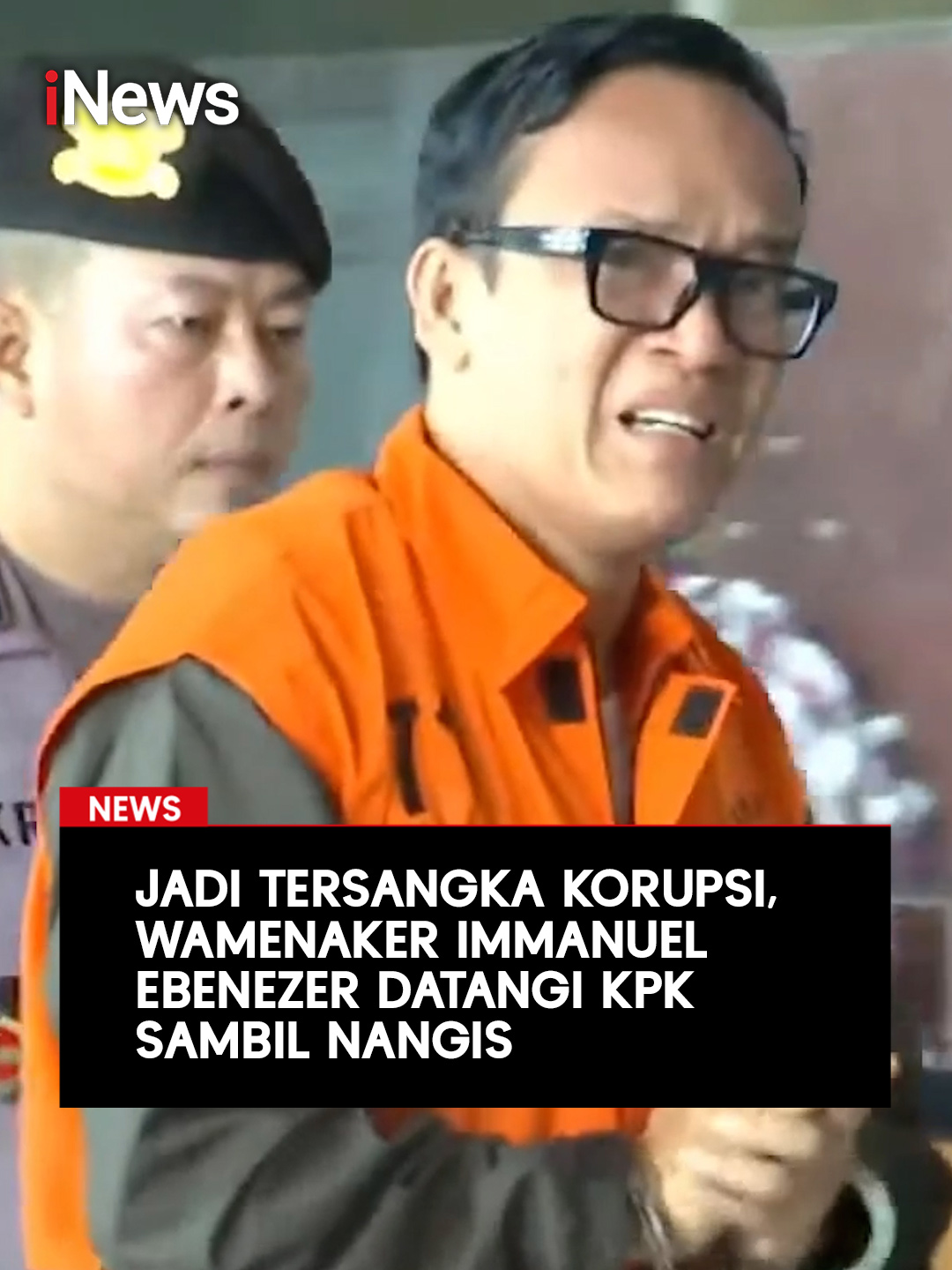 Komisi Pemberantasan Korupsi (KPK) menetapkan Wakil Menteri Ketenagakerjaan (Wamenaker) Immanuel Ebenezer alias Noel sebagai tersangka.  Noel ditetapkan tersangka usai terjaring operasi tangkap tangan (OTT) yang digelar pada 20-21 Agustus 2025. Pantauan di lokasi, Noel terlihat turun dari lantai dua Gedung Merah Putih KPK sekira pukul 15.36  WIB. Dalam kesempatan tersebut, ia terlihat mengenakan rompi oranye tanda tahanan KPK. Artinya, yang bersangkutan kini berstatus sebagai tersangka.  #iNews #Korupsi #Wamenaker #Ebenezer #Noel