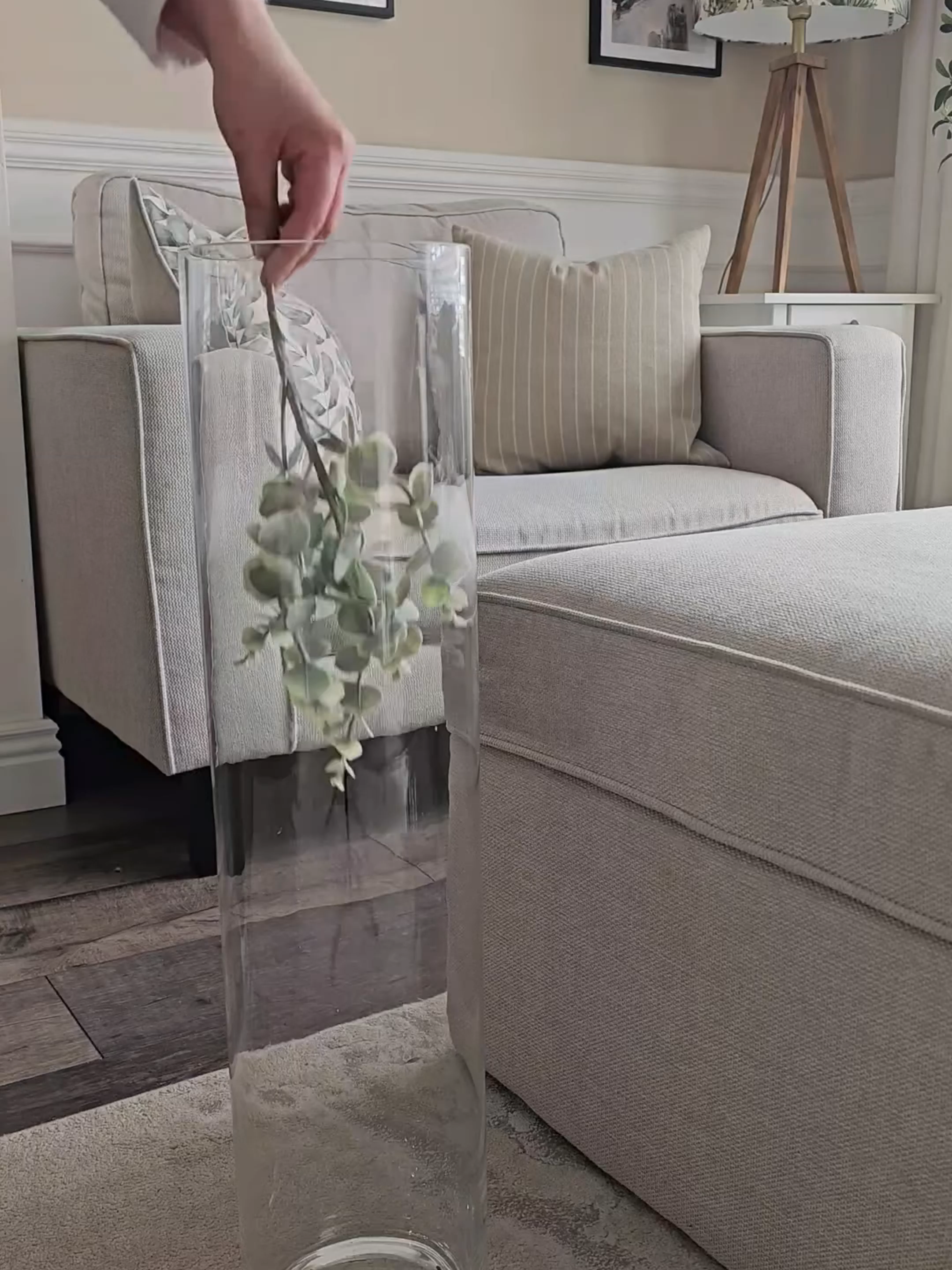 #tabledecor #shelfdecor #floraldecor #ikeavase #glassvasedecor #centerpieces #centerpiecesideas #floralcenterpiece #diyhomedecors #eucalyptus #flowervases #vasestyling #floraldecor #ikeavase #glassvasedecor #weddingdecorideas #vasearrangement #mrshinchhome #floatingcandles