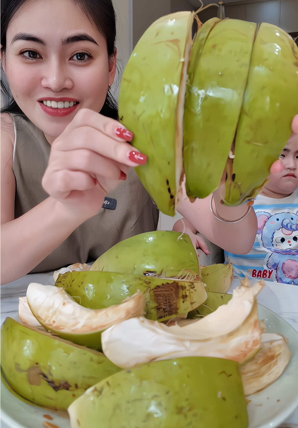 Lần đầu tiên ăn thử VỎ TRÁI DỪA 🥥#ancungtien #mukbang #anngoncungtien #duangot #dua 