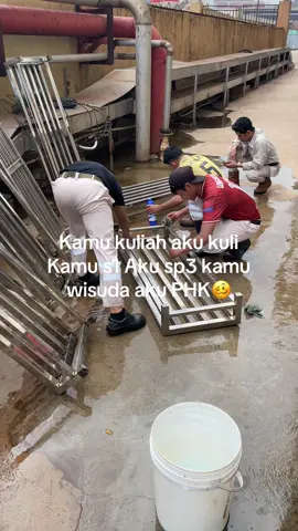 Jagalah kebersihan🤣 #fyp #foryou #bugistiktok #lewatberanda #morowali_sulteng_bahodopi #kulipabrik #qmb #ptqmb #katabijak #pejuangrupiah #imip_helmkuning #xbcyza #bugistiktok #ikutanyangviral #soundviral 