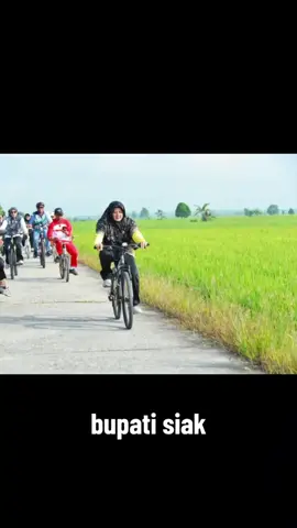 Bupati Siak, Afni Zulkifli, melepas event Tour de Sawah (Tds) 2025 di depan Kantor Camat Bungaraya, Siak. Tour de Sawah (Tds) gowes sambil melihat hamparan persawahan di Kecamatan penghasil gabah di Riau itu. Kehadiran orang nomor satu di Kabupaten Siak tersebut menambah antusiasme ribuan warga yang sudah menunggu sejak pagi, di halaman Kantor Camat Bungaraya. Tour de Sawah kali di gelar dalam rangka memeriahkan HUT Kemerdekaan RI ke-80 tahun 2025. informasi selanjutnya silahkan kunjungi website AmiraRiau.com #berandafyp #afnisiak #berandafyp #viralvideo #bupatisiak 