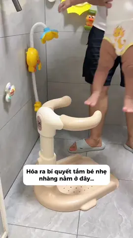 Hóa ra bí quyết tắm bé nhẹ nhàng nằm ở đây... #tamchobe #ghetam #viral #xuhuong