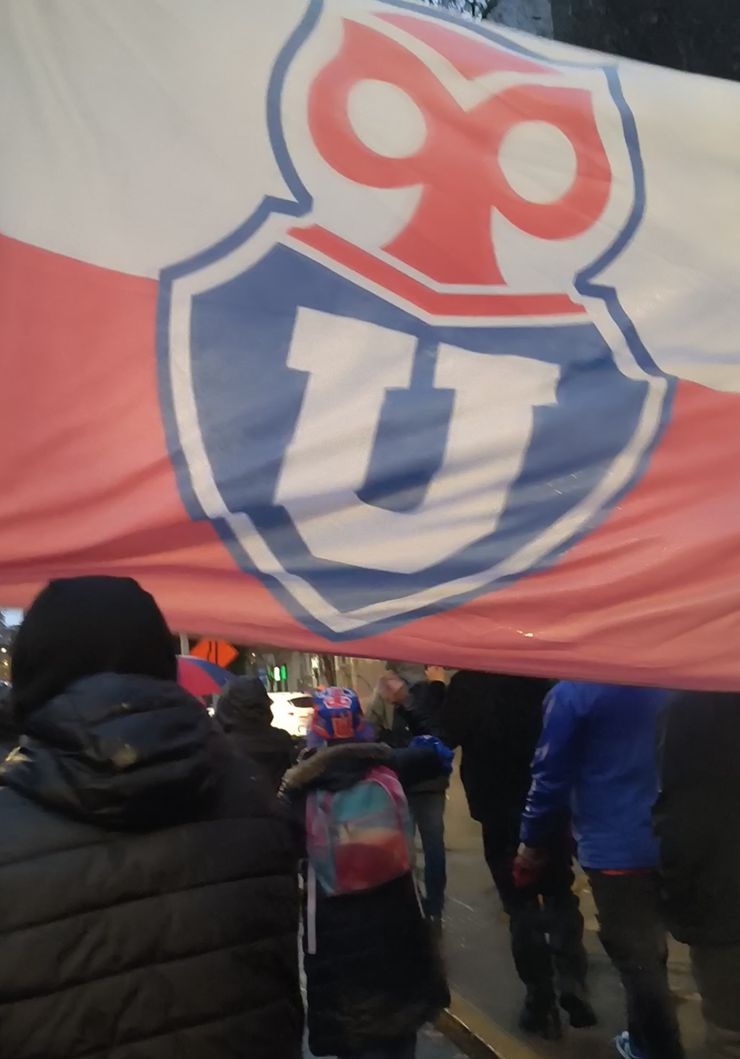 FUERZA CAMARADAS, QUE TODOS VUELVAN A SUS HOGARES —AGUANTE LDEA—  Ayer 21/08 en el Consulado de Argentina en Chile. –Después, nuevamente la policía hizo de las suyas cuando el ambiente era este...  #losdeabajo #udechile🔵🔴 #fyp #universidaddechile #bullangueros 