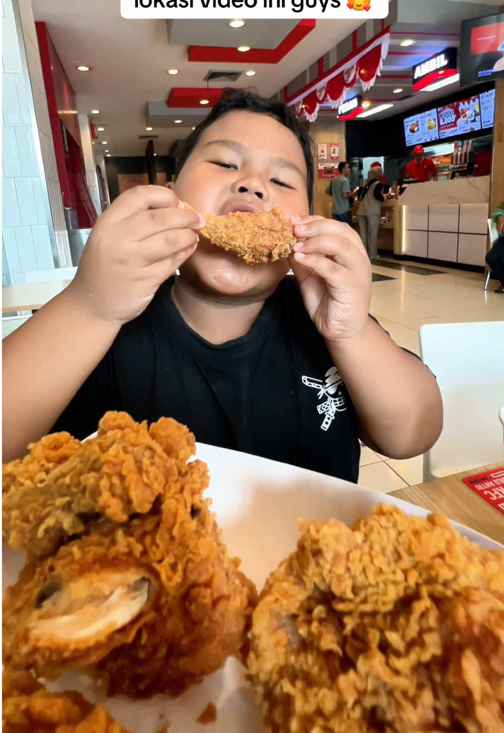 Promo KFC mantep banget, 15rb kenyang dapet nasi ayam minum. Beli di tiktok lokasi guys 😍 #makan #mukbang #jajanan 