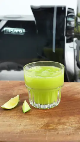 🥒🍏🍋 Fresh, crisp & zesty! Cucumber, lime & apple – the ultimate refresh in one glass. Perfect for a hot day or just when you need a reset 🌿✨ #juice #megavita #skincare #healthyrecipes 