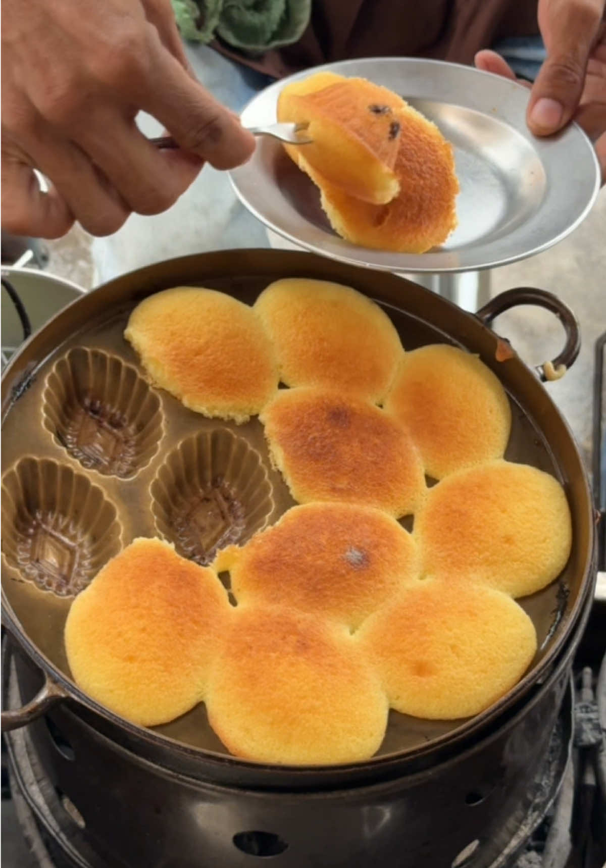 Must Try!  Thai Street  Mamon Breads 😋#foryoupage #fyp #viral #trending #creatorsearchinsights 