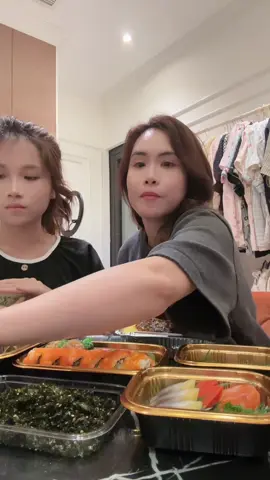 Mời mng ăn cùng mấy mẹ con tui nha .Mukbang ê hề món cùng topping đặc biệt🥰@Lẩu Nướng Hoàn Hương Hải Phòng @chip @h #nhamiho #rongcanxi #rongbientron #huong091283 #xuhuong 