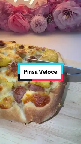 Pinsa patate, salsiccia e provola. Ingredienti: •1 pinsa confezionata •3 patate lesse •2 salsicce •Sale, pepe q.b. •Olio extravergine d’oliva •2-3 cucchiai di pane grattugiato •Provola secca a fette e a cubetti •Formaggio grattugiato Procedimento: 1️⃣ Taglia le patate lesse a pezzetti, sbriciola le salsicce (senza budello) e unisci il tutto in una ciotola.2️⃣ Condisci con sale, pepe, un filo d’olio e il pane grattugiato. Mescola bene.3️⃣ Versa il composto in una teglia e cuoci a 200° per circa 20 minuti, finché diventa croccante.4️⃣ Apri la pinsa, disponi uno strato di provola a fettine sottili, aggiungi il mix di patate e salsiccia cotto, altri pezzetti di provola a cubetti e una spolverata di formaggio grattugiato.5️⃣ Passa in forno a 200° con funzione grill, giusto il tempo che la provola si sciolga bene. 👉 Servi calda e filante: una vera bomba di gusto! 🔥🧀🥔 #pinsaveloce #pinsasalsiccapatate  #lericettedinatascia  #lericettedinatty  #nattybonappetit 