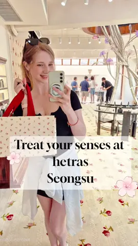 Want to make your home smell fresh and inviting? Then I definitely recommend checking out hetras Seongsu! This building is like an art exhibition with beautiful pieces of art on each floor. Not to mention the aromatic smells that greet you - like their <Book Store> diffuser!^^ I was pleasantly surprised to find that they have shampoo & conditioner! Plus, I really liked how they had many great photo zones, as well as many events going on - such as making your own solid perfume! Or their other promotion, where if you wear a floral design, you will get a free gift!🎁 So, definitely head down to hetras Seongsu before it's too late!🤍 . . 📍68, Yeonmujang-gil, Seongdong-gu, Seoul . . #hetras #hetrasseongsu #hetrasofflinestore #seongsu #seongsupopup   @hetras.official 