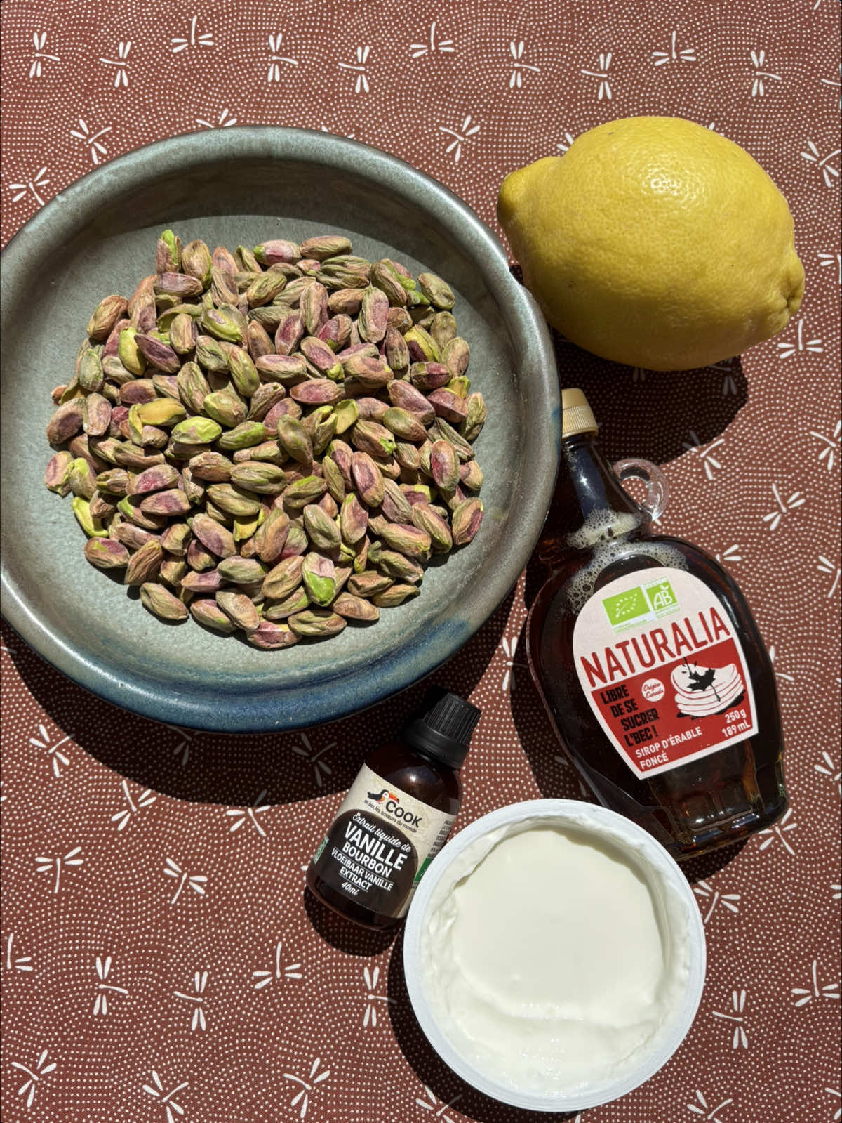 Tu as déjà testé de faire tes propres glaces ? 🍦 Recette de la glace à la pistache : 🌰 150 g de pistaches non salées 🥣 400 g de yaourt grec (bien épais, bien frais) 🍯 2 càs de miel 🌿 1 gousse de vanille ou 1 càc d’extrait 🍋 Le zeste d’un citron bio → Mixe le tout jusqu’à obtention d’une texture ultra lisse → Verse dans un moule, topping pistaches + zeste → Laisse reposer au congélo (au moins une nuit) → Le lendemain, ajoute des framboises fraîches et déguste Alors, tu testes ? 👀 #Naturalia #GlaceMaison #PistacheLover #Recette