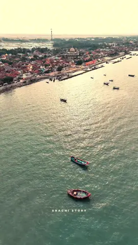 Di hari ulang tahun saya, 22 Agustus ini, saya memilih menghadiahkan diri dengan karya sederhana: menangkap indahnya laut Desa Sarang. Bukan sekadar pemandangan, tapi sebuah pengingat bahwa hidup harus terus mengalir, sejernih ombak yang tak pernah lelah menyapa pantai. 🌊✨ #arachistory #HappyBirthdayToMe #DesaSarang 