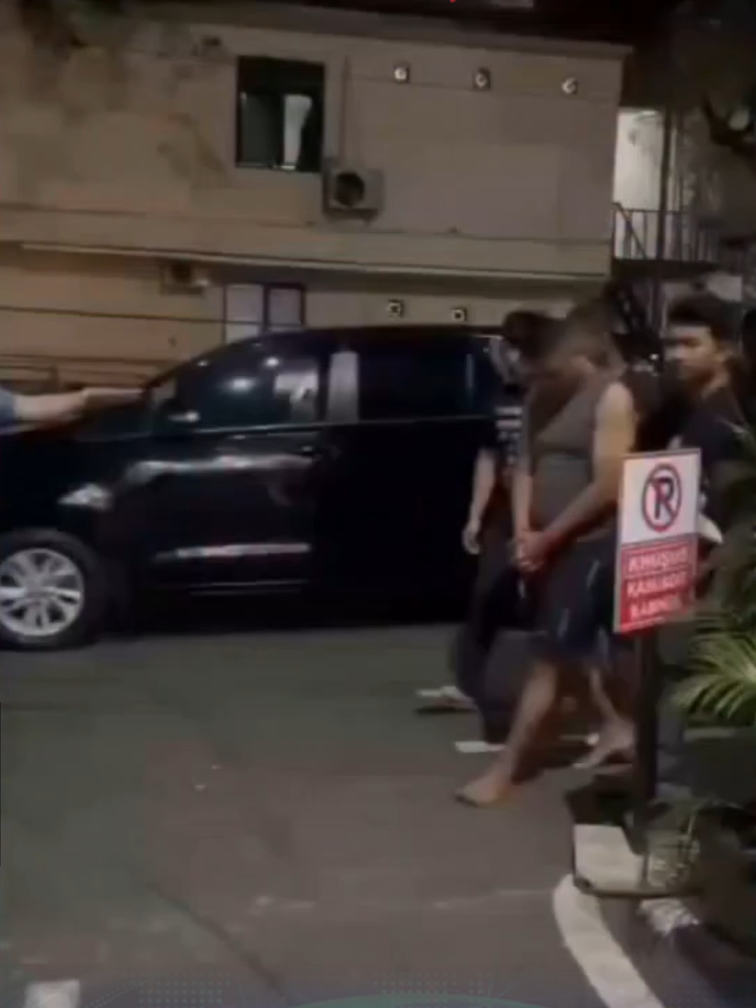 Tim Subdit Resmob Ditkrimum Polda Metro Jaya, menangkap 4 orang pelaku penculikan Muhammad Ilham Pradipta (37), seorang pegawai bank yang ditemukan tewas di sebuah lahan kosong wilayah Serang Baru, Kab. Bekasi. Korban diculik di sebuah parkiran mobil supermarket di kawasan Pasar Rebo, Jakarta Timur, pada Rabu (20/8) sore sekitar pukul 17.00 WIB. Jasadnya ditemukan sehari kemudian (21/8) dengan kondisi tertelungkup. Kaki, tangan, hingga kepala dilakban hitam. Empat orang pelaku penculikan berinisial AT, RS, RAH, dan EW. #radarkudus #radarkudusviral #koranradarkudus