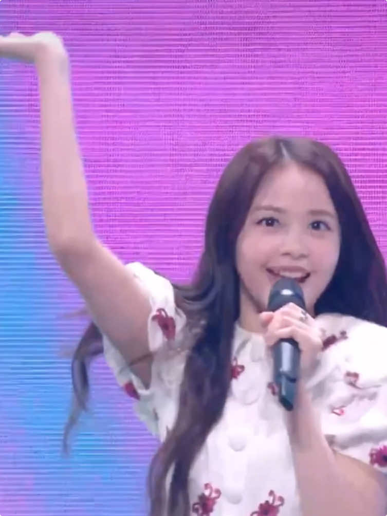 Omg hand mic #hearts2hearts 