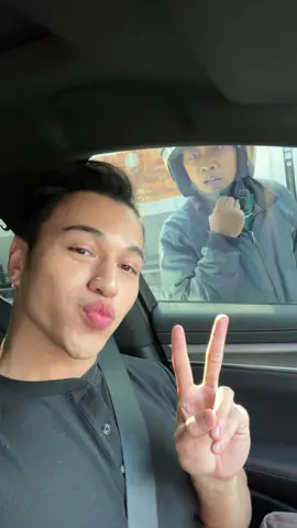 KRONOLOGI: gue beres syuting podcast terus gue mau lewatin gang gitu kan tapi motornya ngalangin jalan, gue klakson dong (GUA KLAKSON CUMA KECIL DOANG SEKALI) dia langsung nyamperin gue dari warung gitu kayanya depan dia parkir motor dan marah marah depan gue maki2 gue kaya di video ini wkwkw wkwkw gua udah terlalu cepek mau marah balik jadi akan gue hadapi semuanya..tapi bentar gua touch up dulu