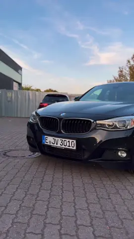 🚘💨 Ein BMW 320d Gran Tourismo, der scheinbar Monate lang keine Pflege gesehen hat – und das hat man sofort bemerkt: 🛞 Die Felgen, eigentlich silber, waren komplett braun vom Bremsstaub und Straßenschmutz. 🚗 Der Lack wirkte stumpf, matt und glanzlos. 🪑 Innenraum? Staub, Dreck und jede Menge Abnutzungsspuren. Viele hätten gedacht: „Da ist nichts mehr zu retten.“ ❌ Doch genau hier zeigt sich, was eine professionelle Komplettaufbereitung wirklich bewirken kann. Nach unserer intensiven Arbeit: ✅ Die Felgen glänzen wieder in ihrem ursprünglichen Silber. ✅ Der Lack wurde gründlich gereinigt und wirkt sofort frischer. ✅ Innen wurde alles sorgfältig gereinigt – Sitze, Teppiche, Cockpit und jede Ecke. Das Ergebnis? Ein Auto, das wieder aussieht, als würde es mit Stolz über die Straßen rollen. ✨🔥 Doch das ist nur der erste Schritt gewesen. 👉 Denn demnächst folgt Teil 2: Dort kümmern wir uns um die Politur, die den Lack wieder spiegelglatt und hochglänzend macht, und um eine intensive Lederpflege, damit auch der Innenraum aussieht wie neu. Wer das Ergebnis vom ersten Teil schon stark findet, wird beim nächsten Mal definitiv überrascht sein! 🚀 ❓Jetzt mal ehrlich: Wie lange würdet ihr euer Auto stehen lassen, ohne es zu waschen oder aufzubereiten? Würdet ihr es überhaupt so weit kommen lassen? 🤔 #BMW #BMW320d #Yawash #autoaufbereitung #CapCut 
